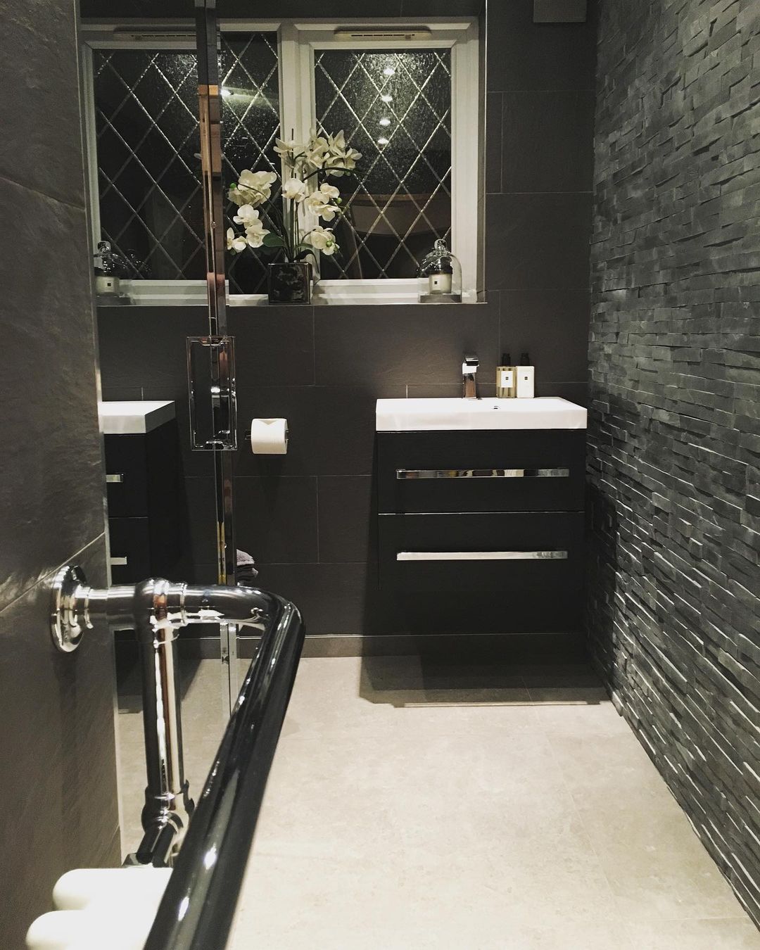 Dark Tile Bathroom Ideas - 16 Ways to give your bathroom a moody