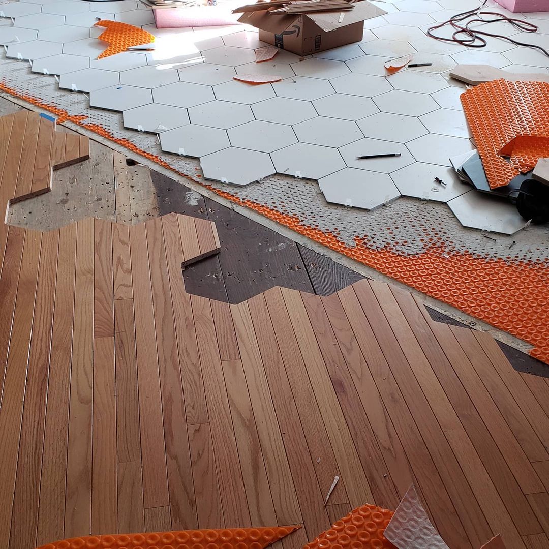 Hexagon tile-to-laminate floor transition