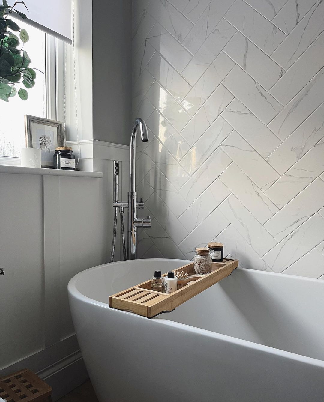 Perfect for enhancing a clean, modern bathroom, marble-effect metro tiles are great for adding subtle interest within a neutral colour scheme.