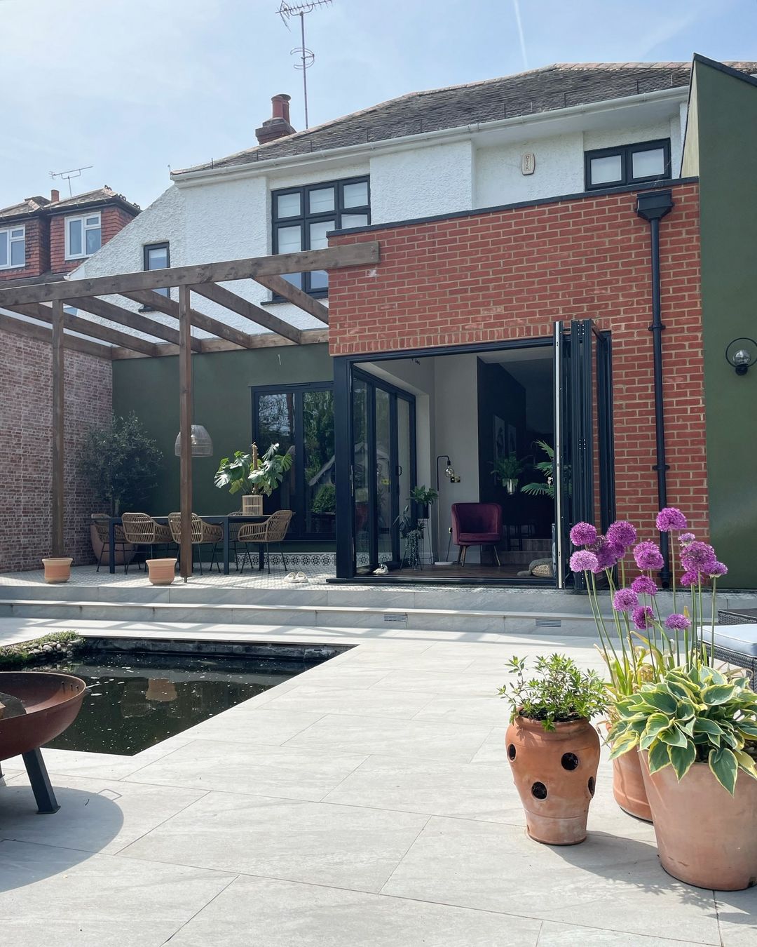 Long-lasting and extremely durable, porcelain tiles won’t fade in the sun, making them an ideal solution for outdoor living spaces.