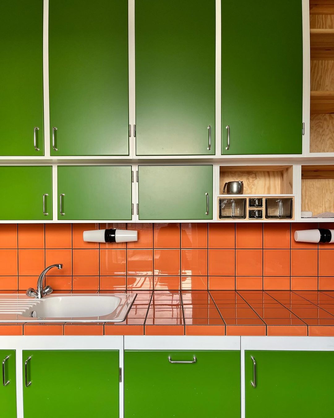 If you want a colour to make your kitchen countertops and walls pop, orange is it. Exuding happiness and optimism, this autumnal shade is an excellent choice to bring cheer into your home. You can offset orange tiles with cabinets in a contrasting colour; green and navy blue will complement orange beautifully, or you can slot the tiles in alongside natural wood or more neutrally coloured units.