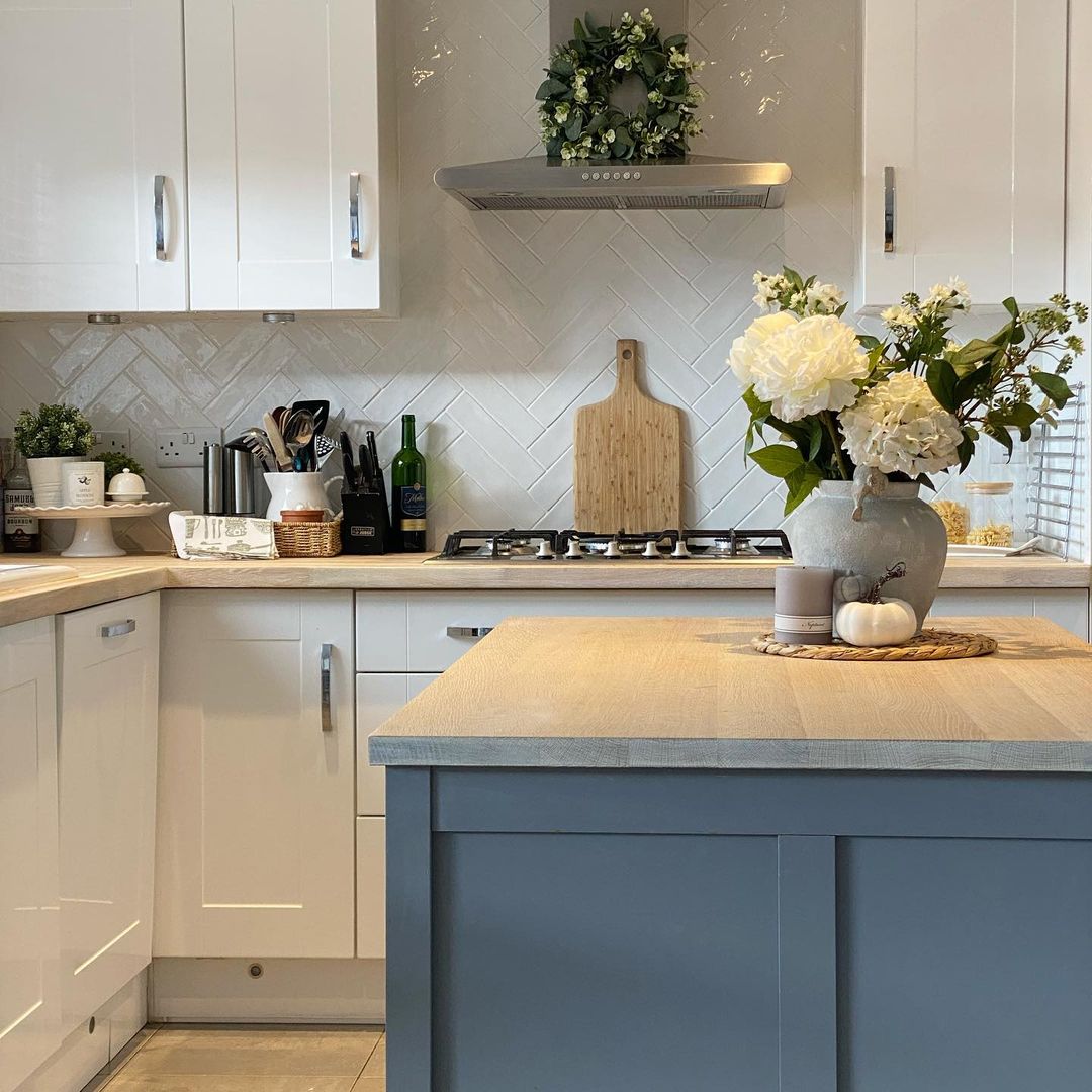 The most timeless colour of all, white tiles are classy, neutral and perfect for brightening up kitchen areas. White tiles will help all sizes of kitchens to feel bigger and lighter, whether used on the floors or the walls. You’ll also have the largest choice of tiles to choose from and if you’re on a budget, you’ll be able to find a range of wallet-friendly tiles to suit your style.