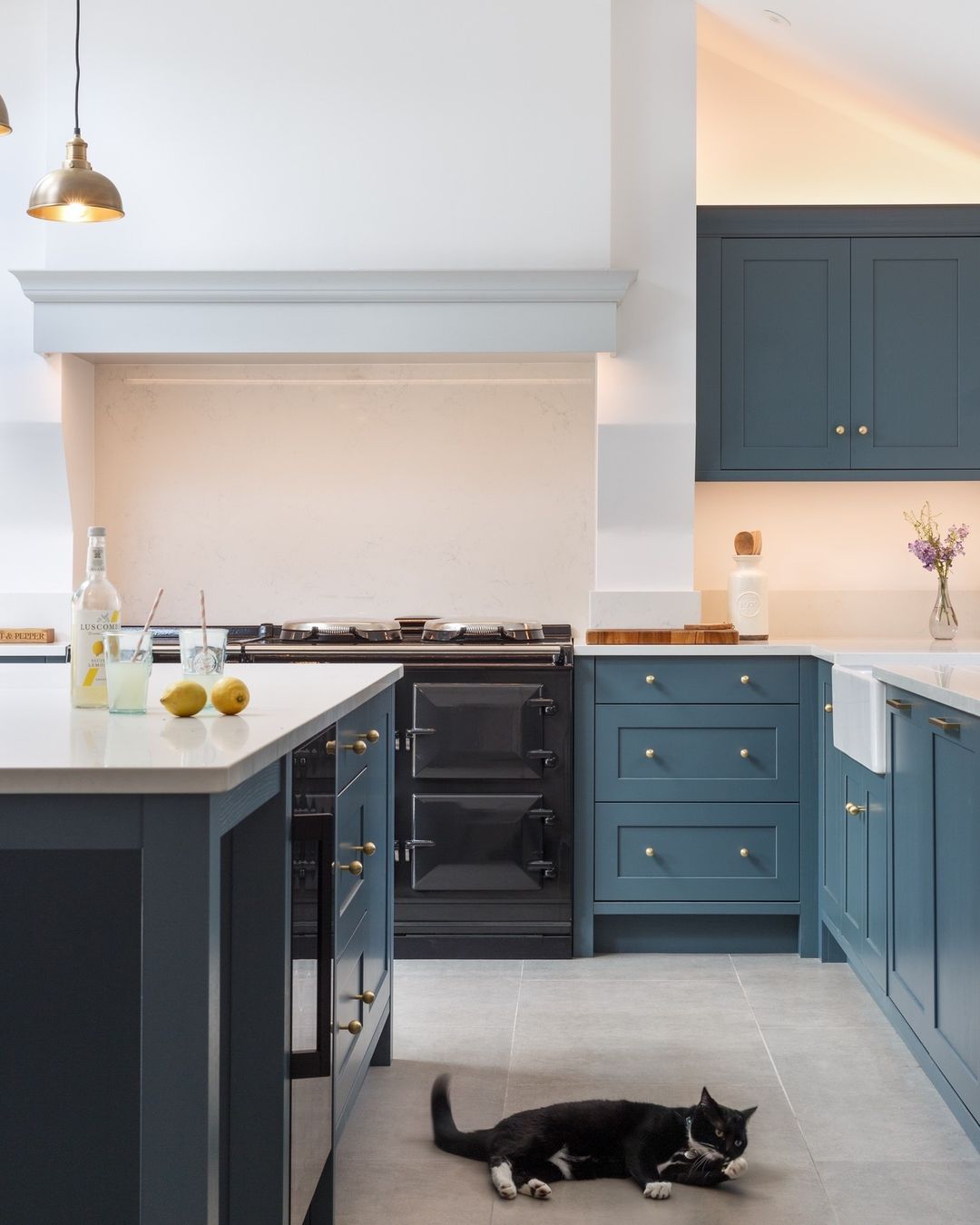 Like wood-look tiles, stone-effect porcelain tiles blend the beauty of natural materials with the practicality and durability of porcelain. As well as their timeless qualities, stone effect tiles are supremely versatile and will add a layer of understated luxury to kitchen floors and walls.